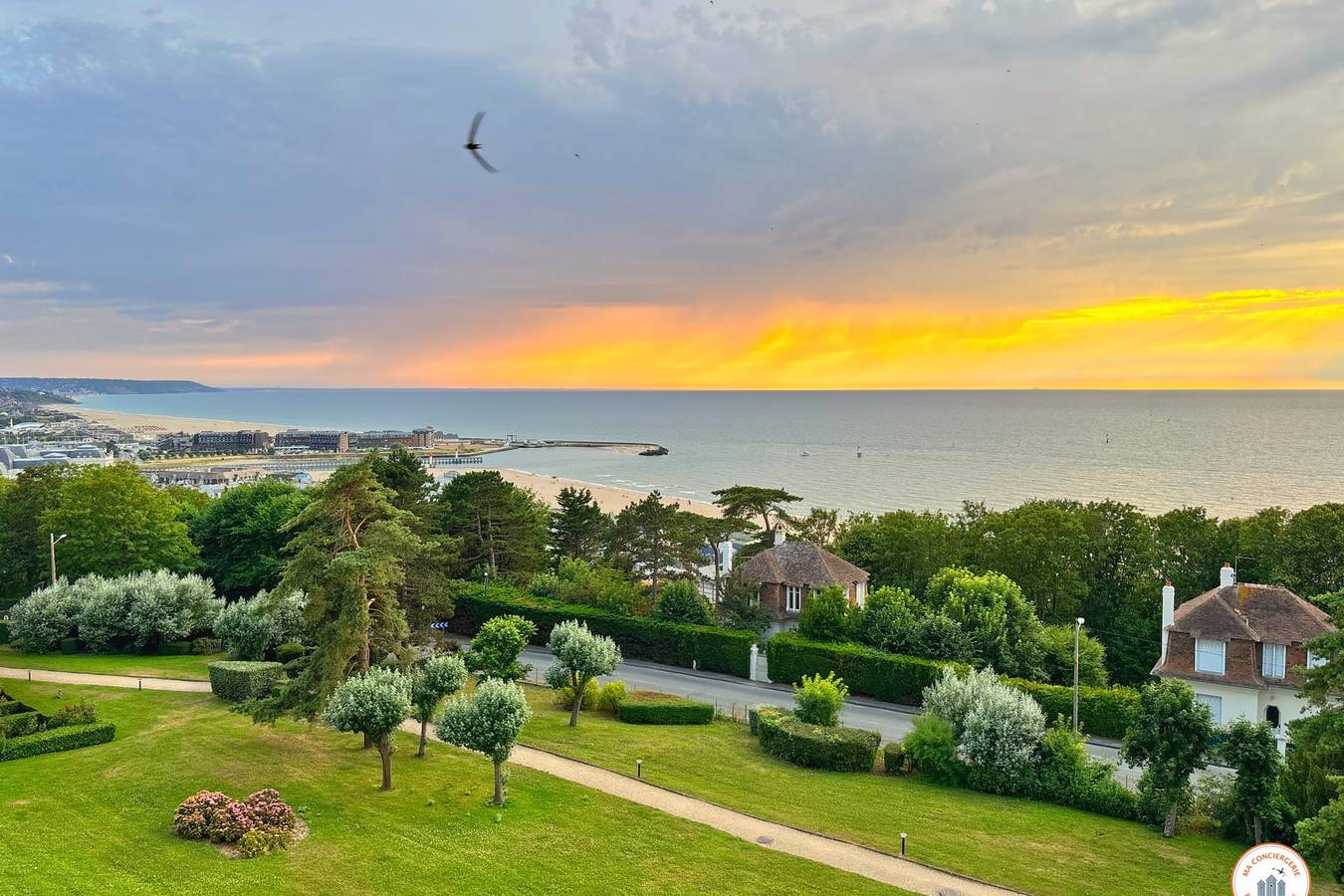 Appartement entier, 🌅 l'Horizon - Terrasse Vue Mer Panoramique - Parking in Trouville-sur-Mer, Région de Lisieux