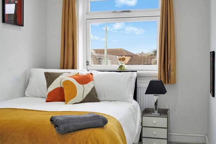 Entire holiday apartment, Belvedere 4-Bed Apt, Sleeps 9 with Parking in Bexley, London