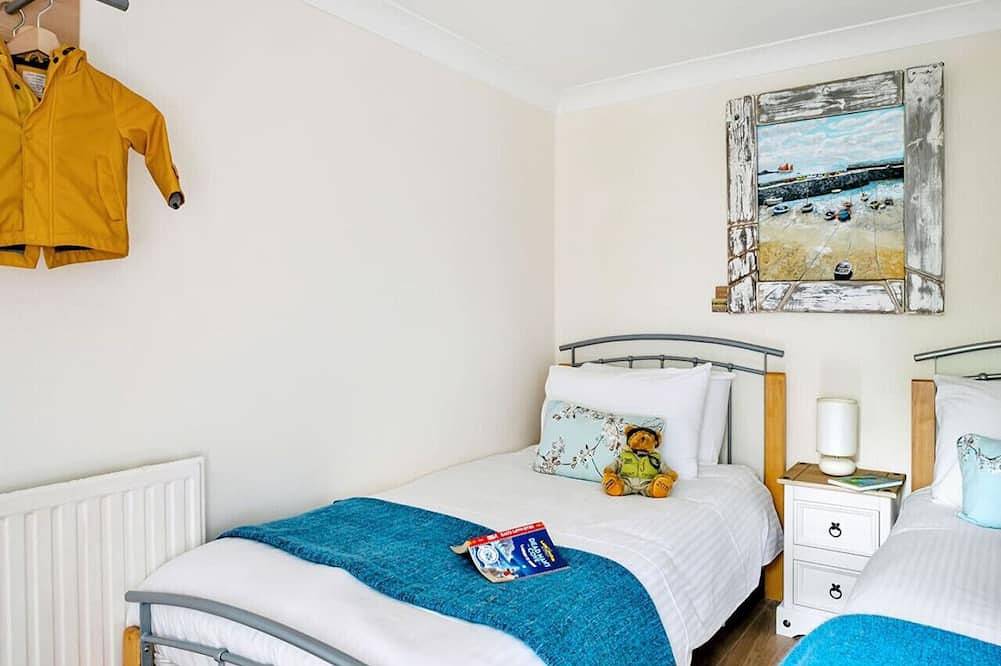 Seafront Cottage Sleeping 6 Near Jubilee Pool in Penzance, Cornwall