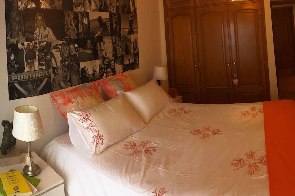 Entire apartment, Lovely Apartment with sea view and pool in Ericeira, Portugal in Praia da Foz do Lizandro, Ericeira