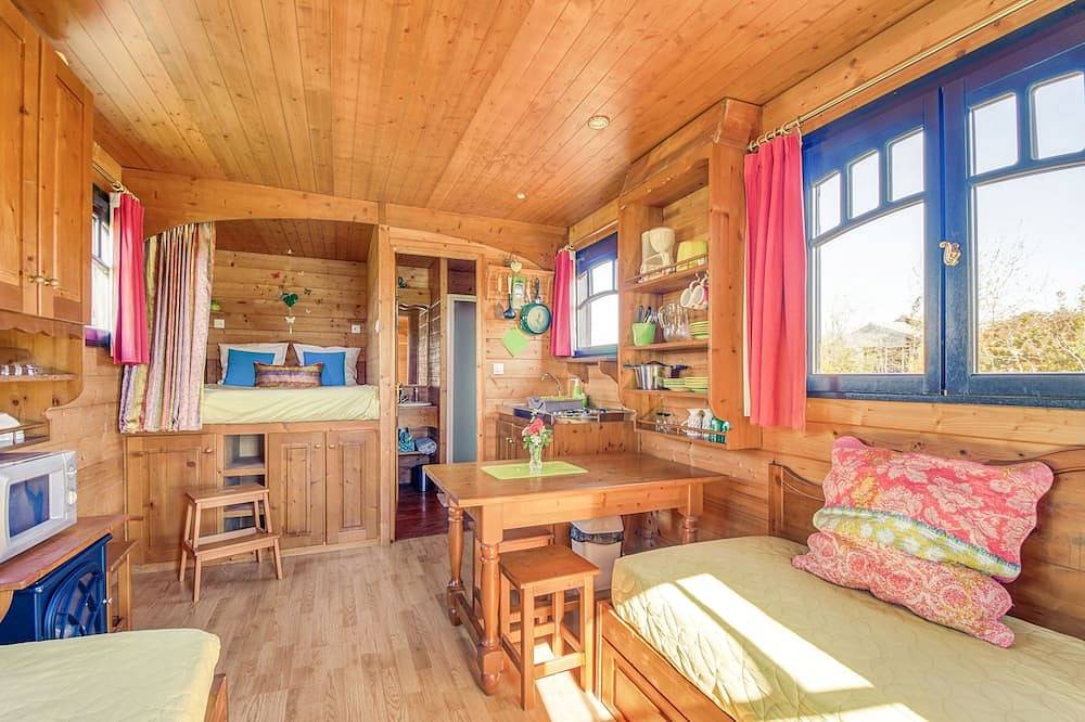 An unusual night in a gypsy caravan, with hotel services in the middle of nature. in Pauilhac, Gers
