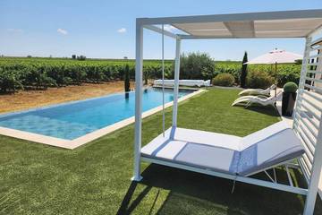 Location de vacances pour 8 personnes, avec terrasse ainsi que jardin et jacuzzi à Servian