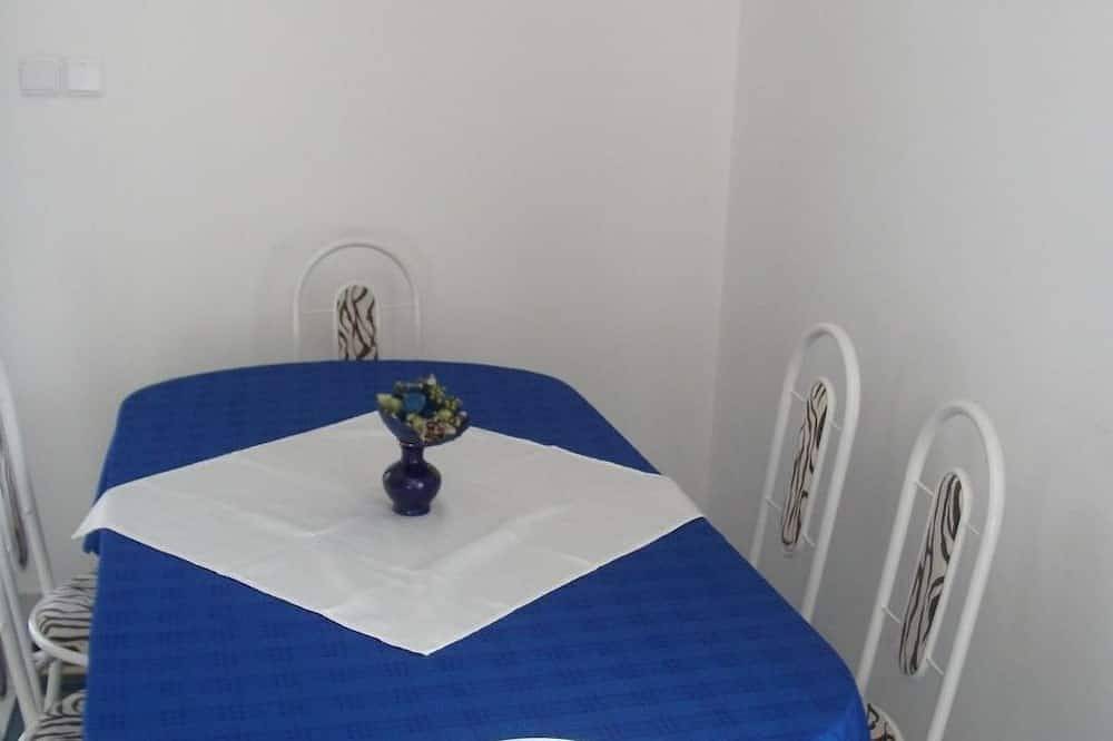 Mit Terrassen, Balkonen sowie Parkplatz in Dombowa, Komitat Tolnau