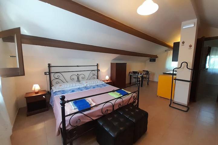 Location de vacances pour 4 personnes, avec piscine ainsi que jardin et balcon, animaux acceptés à Montebello di Bertona