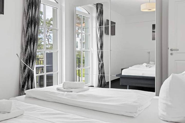 Entire apartment, Balticperle/lux.apartment dir. by the sea/direct sea view/elektr.Kamin/Sauna/Pool/Tg in Strand Baabe, Baabe