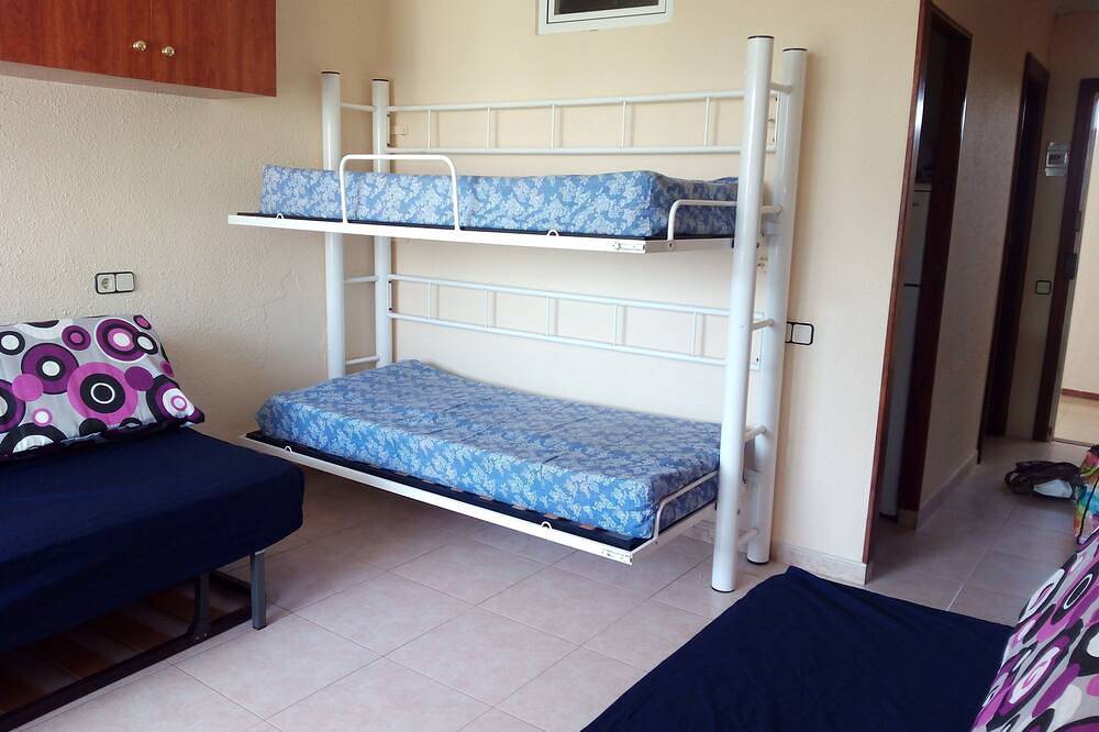 Appartement entier, Location studio à La Pineda (Salou) à 50 m de la plage jusqu'à 6 personnes in Platja de la Pineda, Costa Dorada