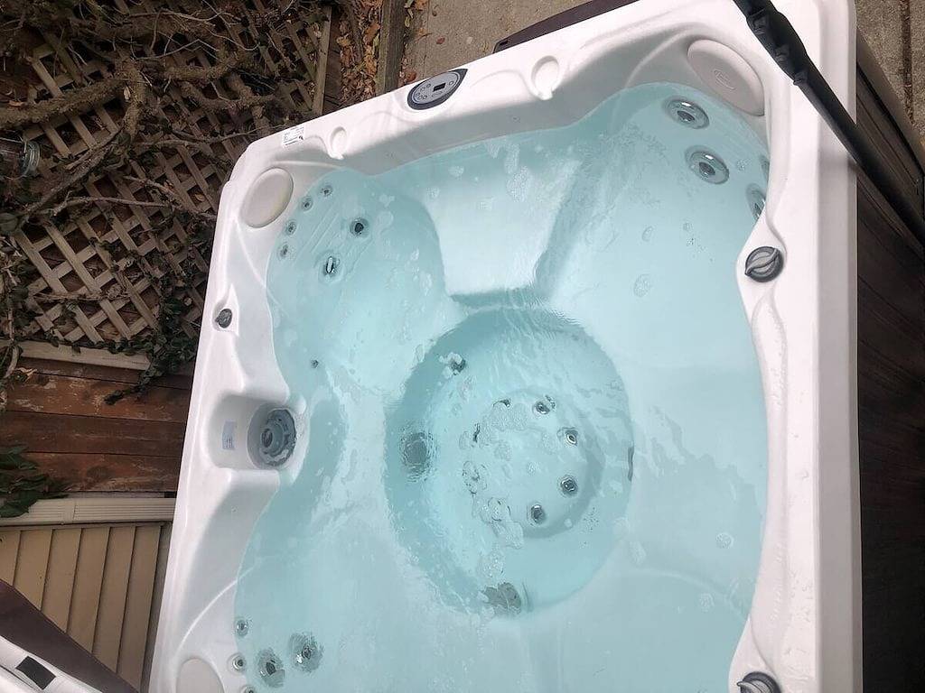 Prime Location with Hot Tub, Pool Table and Sauna in Columbus, Ohio