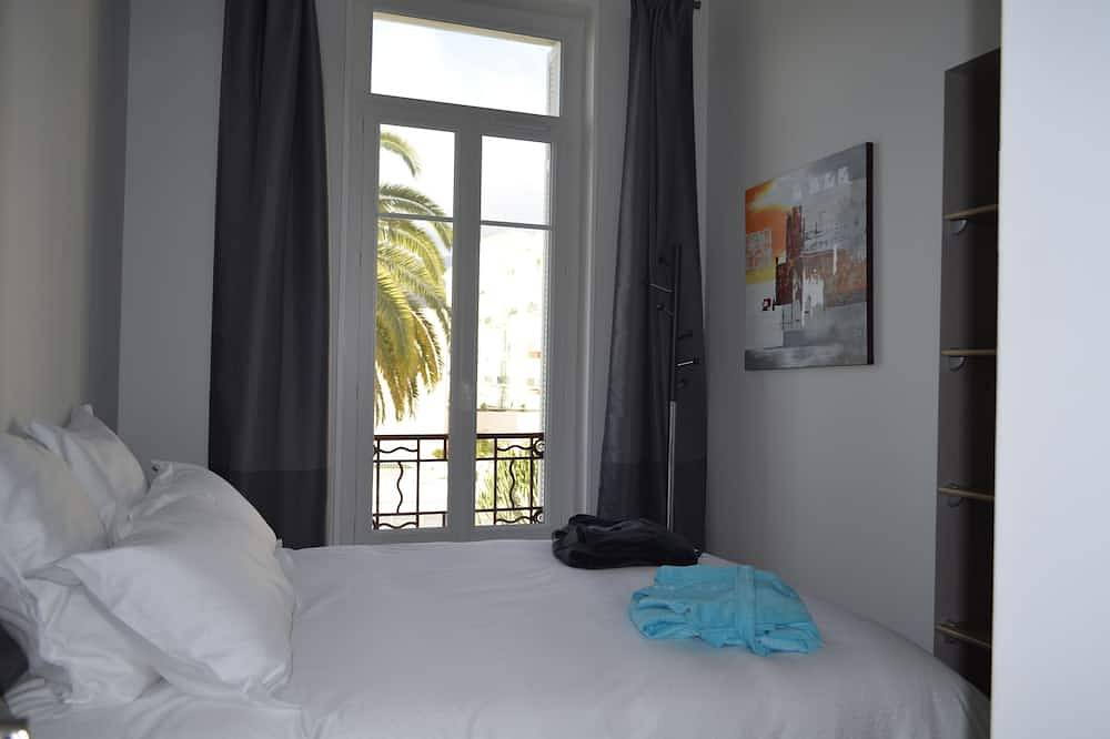 Ganze Wohnung, Blue Riviera: a splendid beachfront 1-bedroom apt w/stunning view in Menton, Mittelmeerküste (Frankreich)