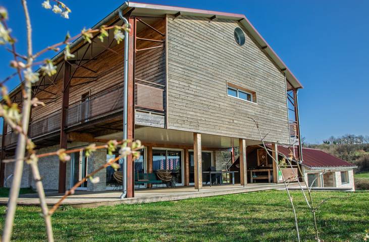 Gîte pour 8 personnes, avec terrasse ainsi que piscine et jardin dans Moissey