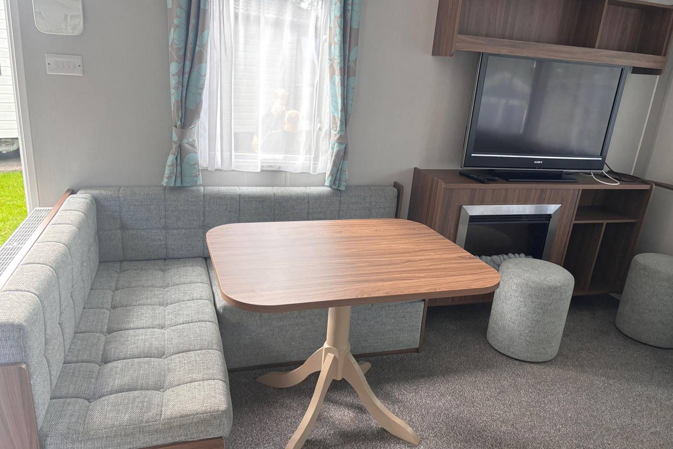 Cabin Sleeps 8 - Free Parking, Patio, Pool in Poole, Poole Harbour
