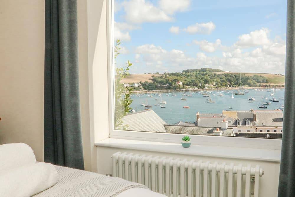 Through The Porthole, pet friendly, with a garden in Falmouth in Falmouth (Cornwall), Cornwall