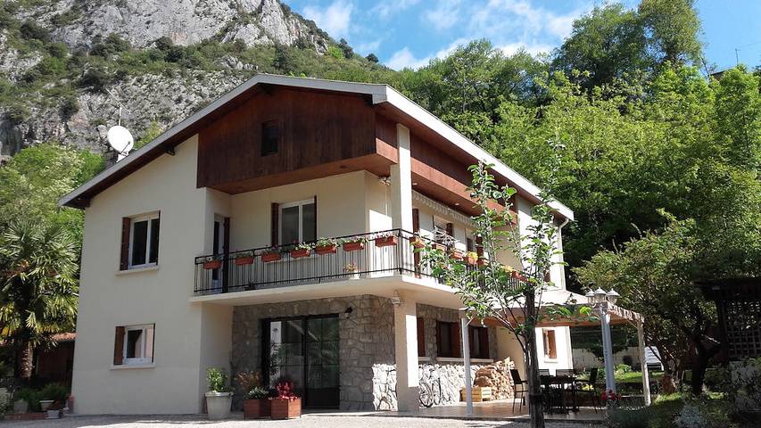 Gîte pour 2 personnes, avec jardin et terrasse à Ornolac-Ussat-les-Bains