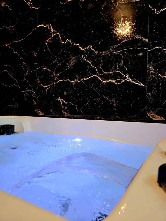 Gîte pour 2 personnes, avec jardin et jacuzzi à Port-Saint-Louis-du-Rhône - 2