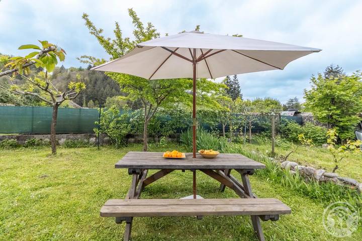 Gîte pour 2 personnes, avec jardin à Trébons