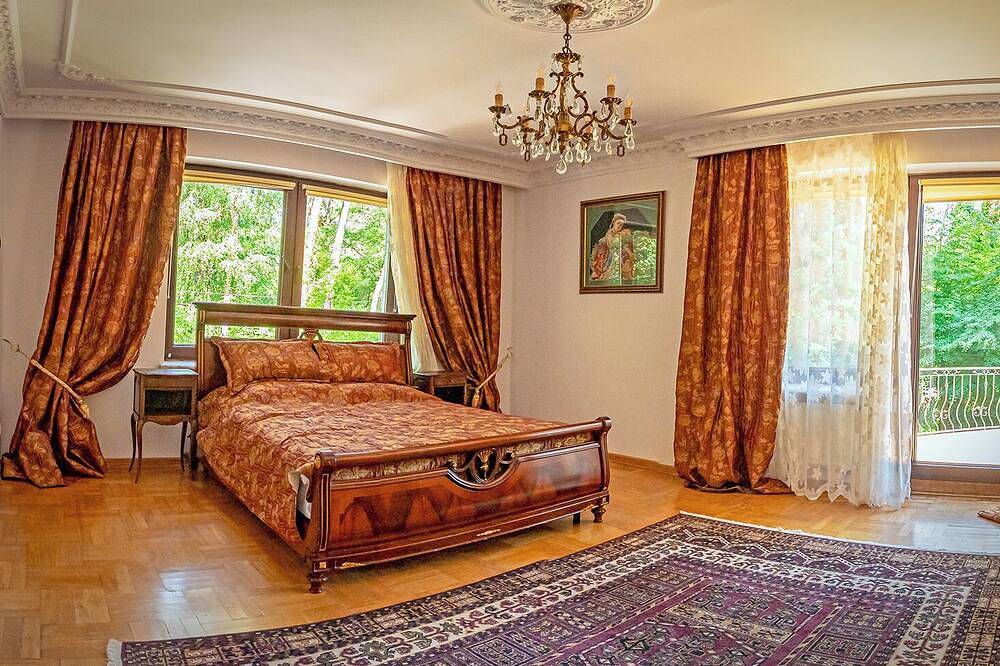 Villa large garden, outdoor pool, 25 mins to central Warsaw in Masovia