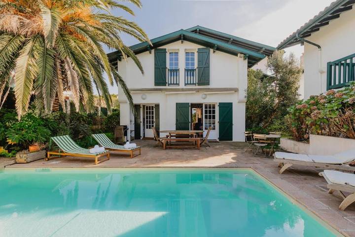 Location de vacances pour 12 personnes, avec jardin et piscine dans Le Phare (Biarritz)