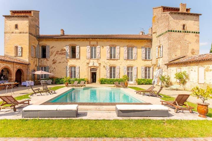 Location de vacances pour 15 personnes, avec vue ainsi que terrasse et piscine à Issus (homonymie)