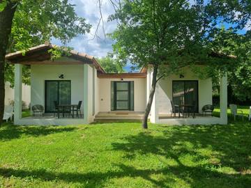 Gîte pour 2 personnes, avec terrasse ainsi que piscine et jardin à Avèze (Languedoc-Roussillon)