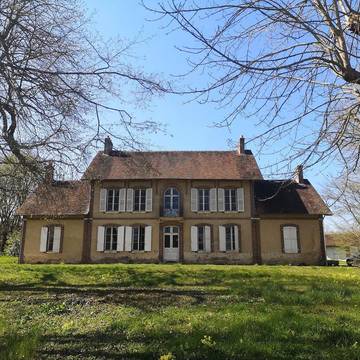 Location de vacances pour 15 personnes, avec jardin et piscine à Mézilles