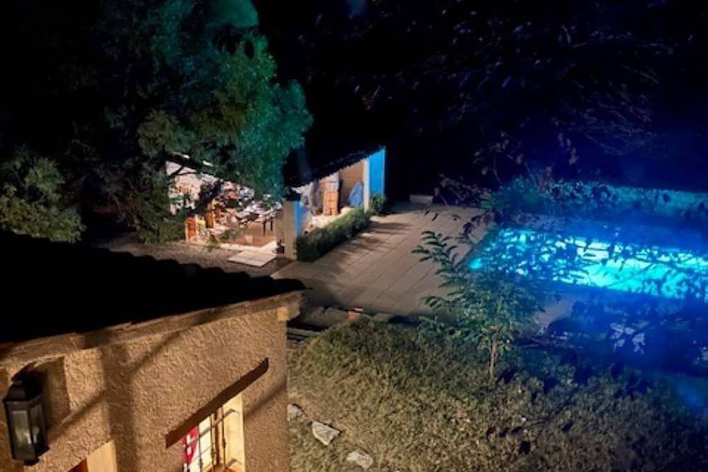 House with swimming pool in large garden in the heart of Provence - walking distance to town in Forcalquier, Parc naturel régional du Luberon