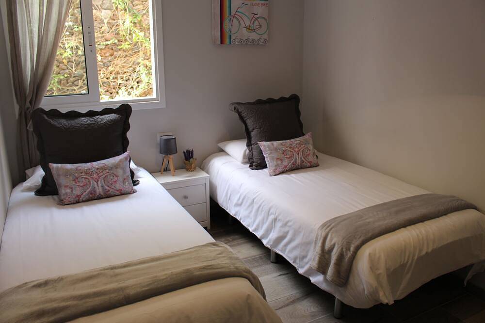 Beautiful Villa with Ocean & Mountain views 3 Beds 2 Bath High Speed Wifi in Chayofa, Arona