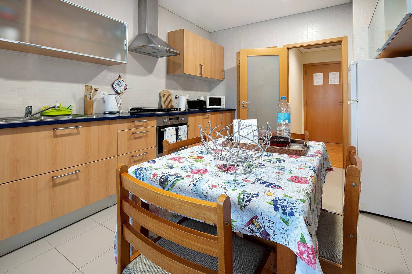 Appartement entier, Appartement 'T3 - Sao Pedro 2' avec vue sur mer, Wi-Fi et climatisation in São Miguel Island, Ponta Delgada