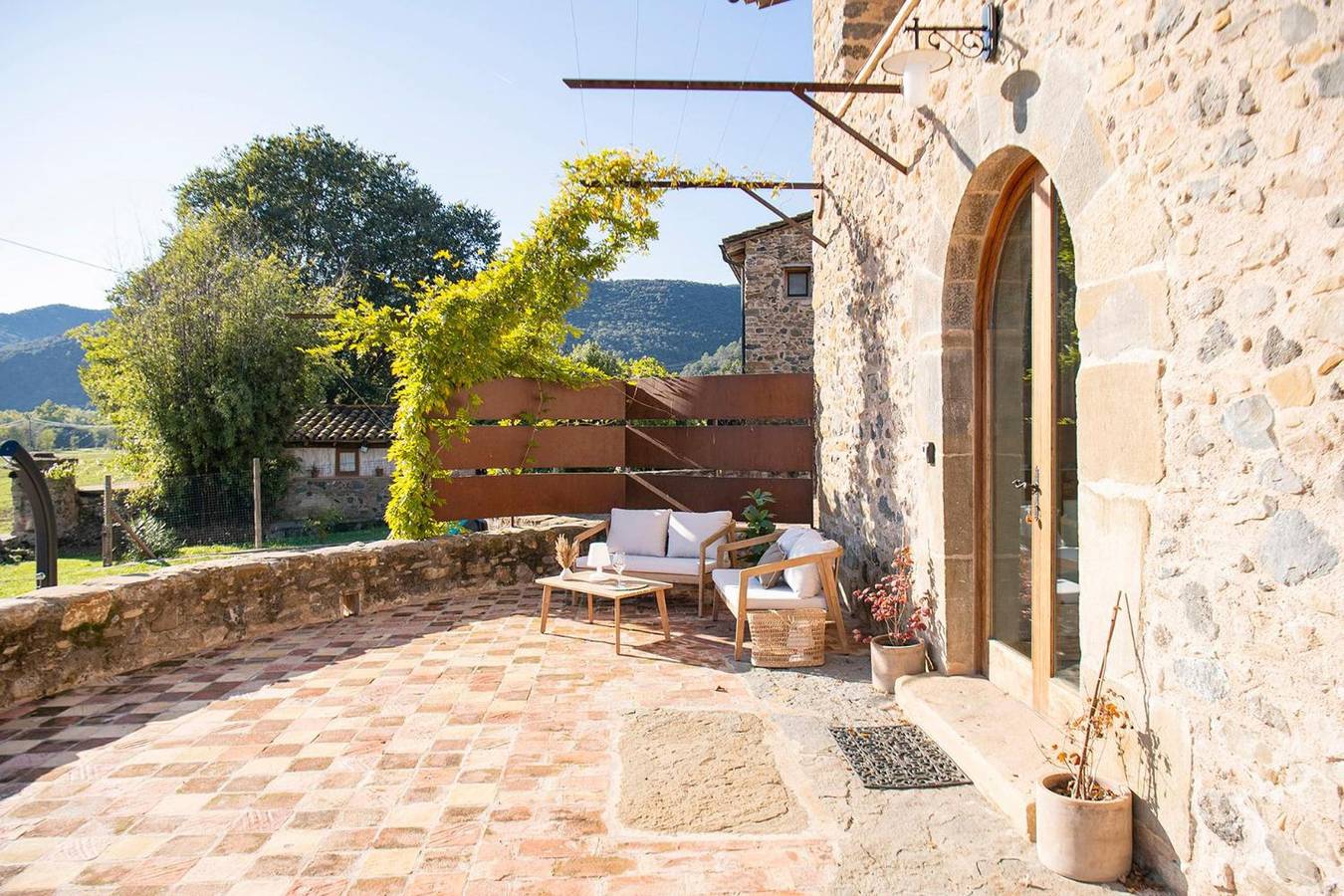 Casa de vacaciones 'El Graner' con vistas a la montaña, piscina privada y Wi-Fi in Montagut y Oix, Garrotxa