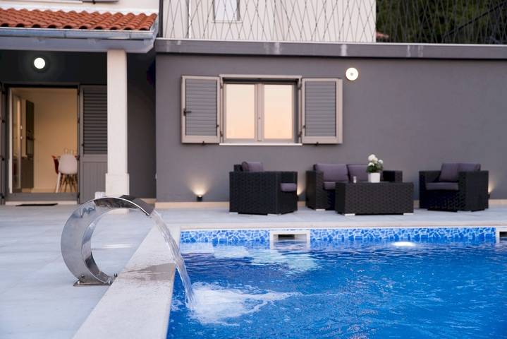 Villa pour 8 personnes, avec balcon/terrasse et piscine, animaux acceptés à Klimno - 4