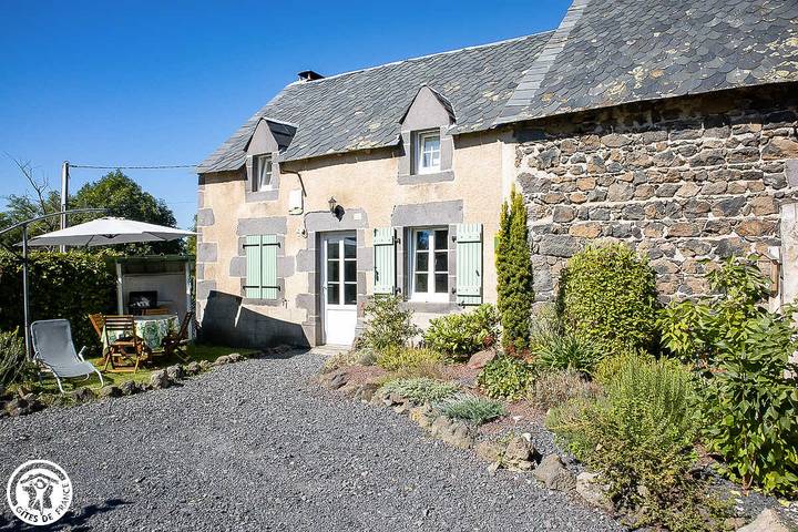 Gîte pour 4 personnes, avec jardin à Olby