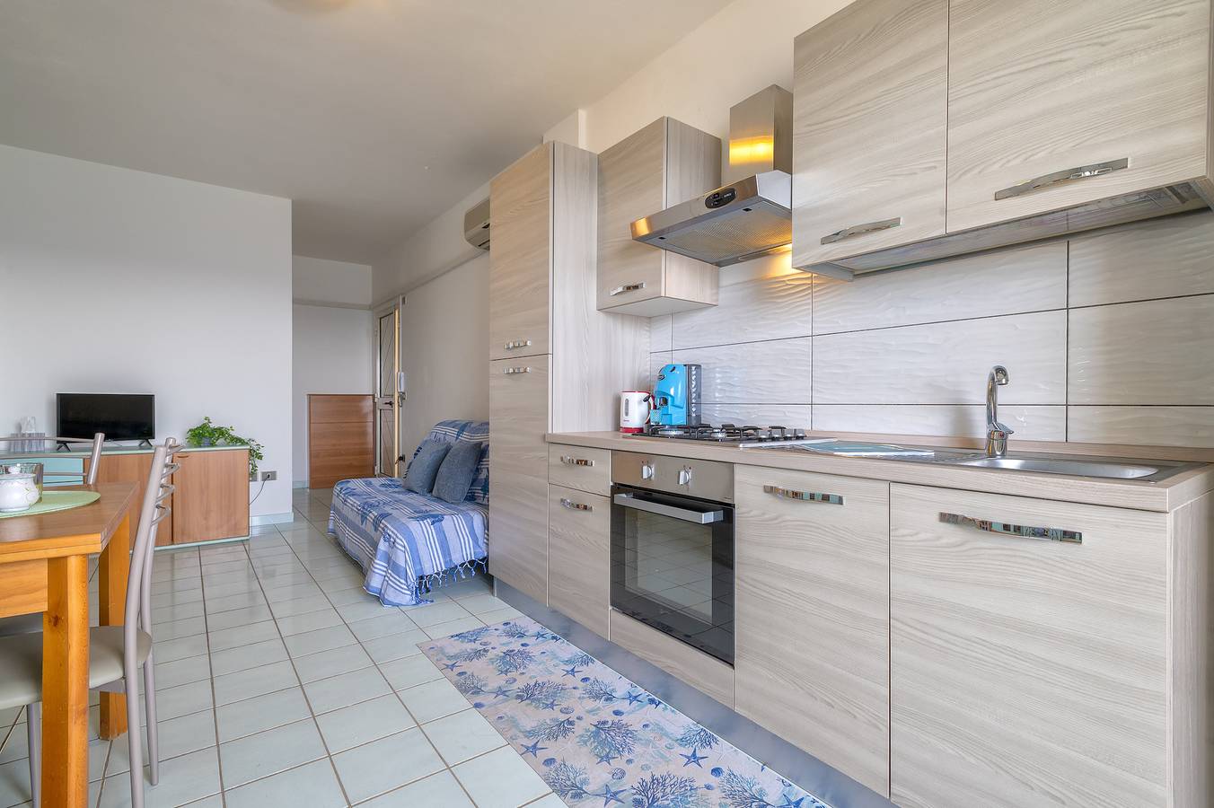 Appartamento intero, Appartamento 'La Marina Beach House' con vista mare, balcone e aria condizionata in Castelsardo, Provincia di Sassari