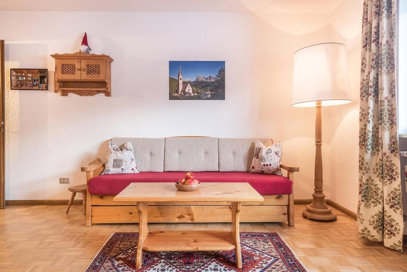 Ganze Wohnung, Apartment 'Casa Rustica App Bulaccia' mit Bergblick, Gemeinschaftsgarten und Balkon in St. Ulrich in Gröden, Dolomiti Superski