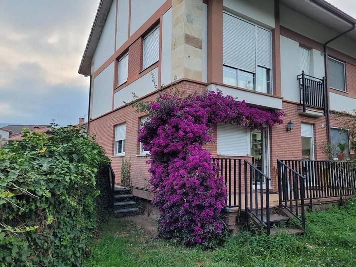 Apartamento para 4 personas, con vistas además de terraza y piscina en Castañeda