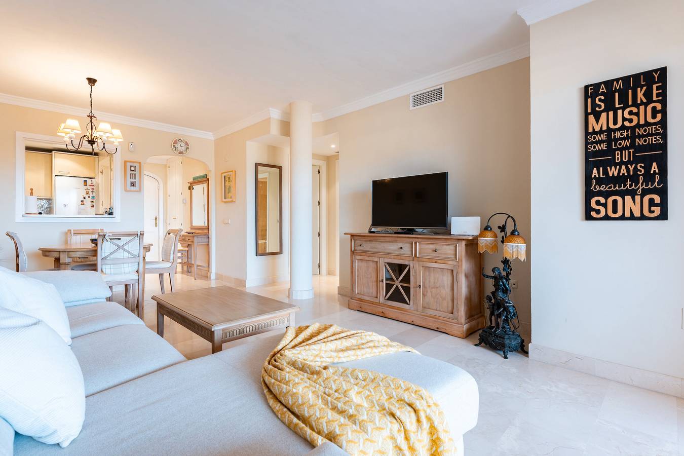 Entire apartment, Apartment 'Casa Jakalia' with Shared Pool, Wi-Fi and Air Conditioning in Marbella East, Marbella