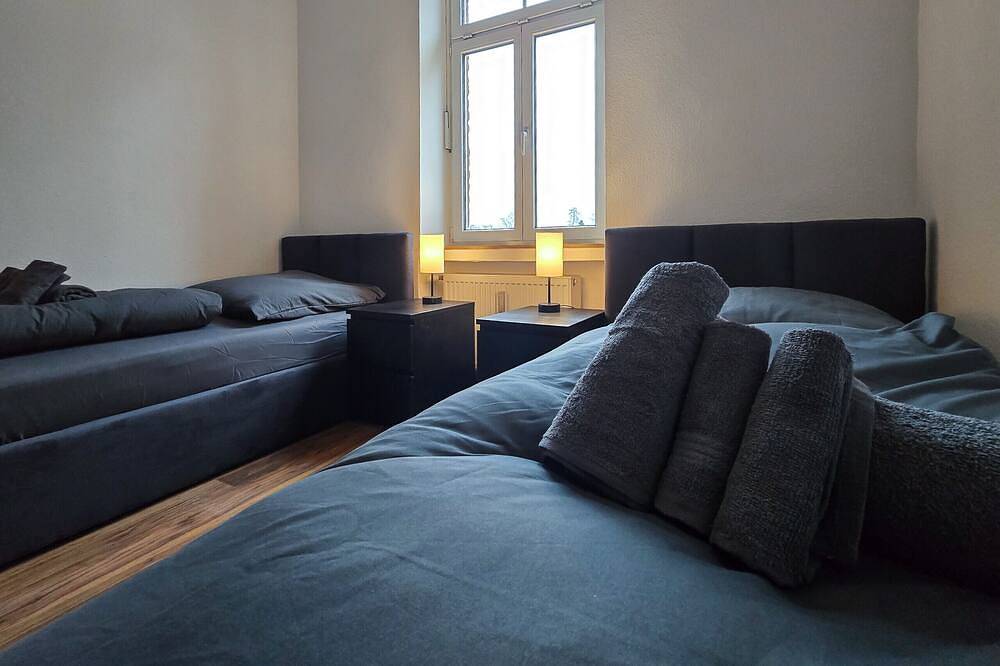 Entire apartment, Alpha Apartments: Urban & Spacious: 2br, 4 Beds in Krefeld, Lower Rhine