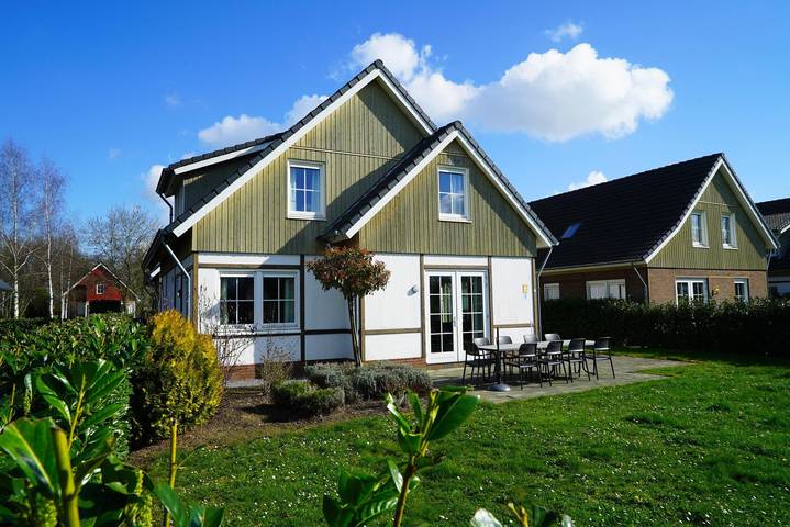 Vakantiehuis voor 8 personen, with Balkon/Terras and Terras as well as Tuin and Zwembad in Susteren