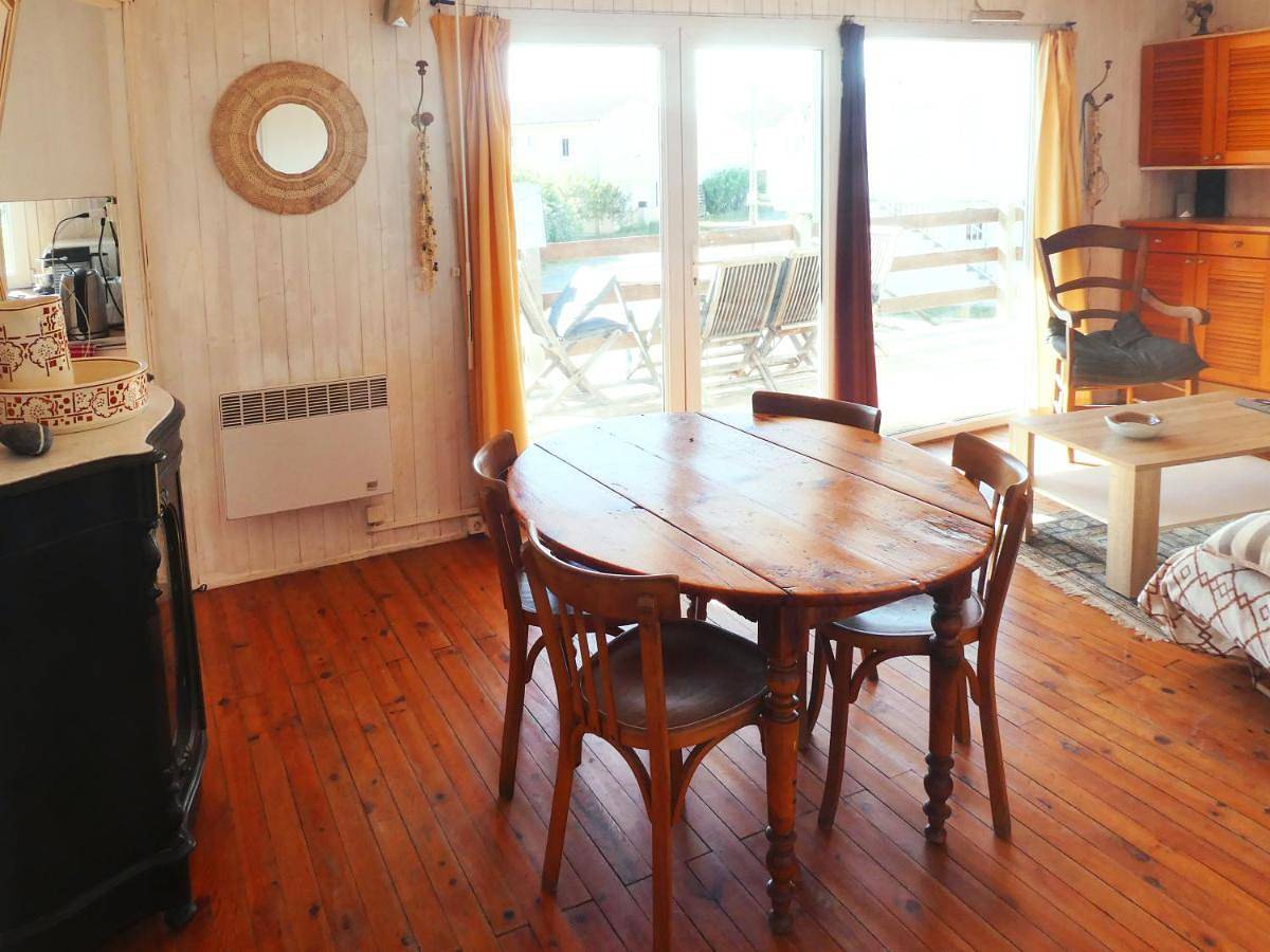 Un Chalet En Bois A La Plage in Plage des Chalets, Gruissan