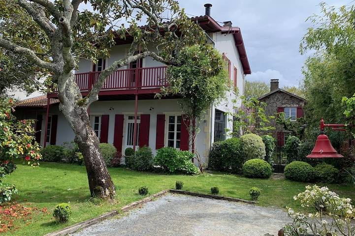 Location de vacances pour 13 personnes, avec balcon et jardin dans Plage De La Jetee Andernos Les Bains
