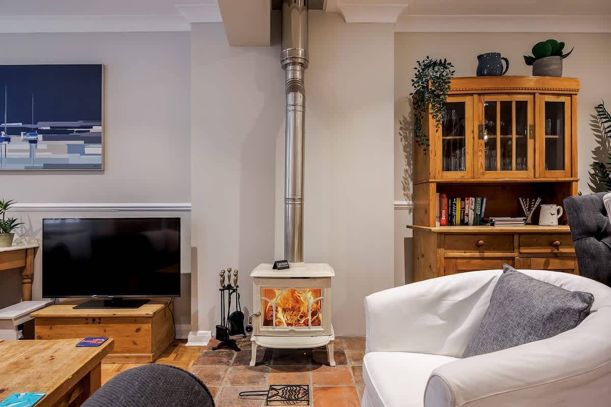 Gull House - Charming Cottage Feel with Log Burner in Poole, Poole Harbour