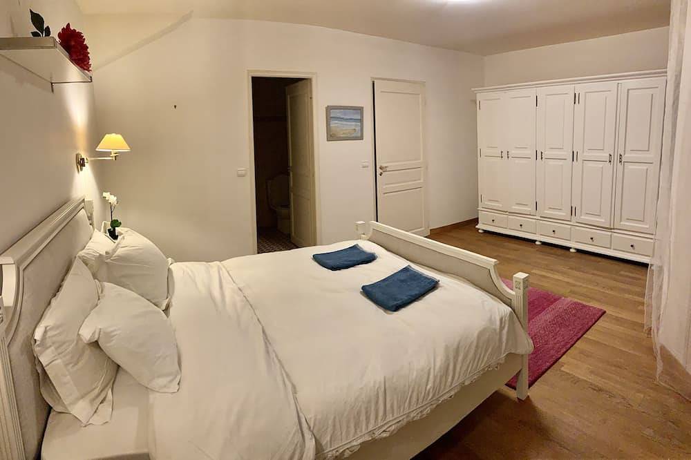 5 Bed Villa + Studio w/ View, and Beautiful Pool! in Divonne-les-Bains, Gex