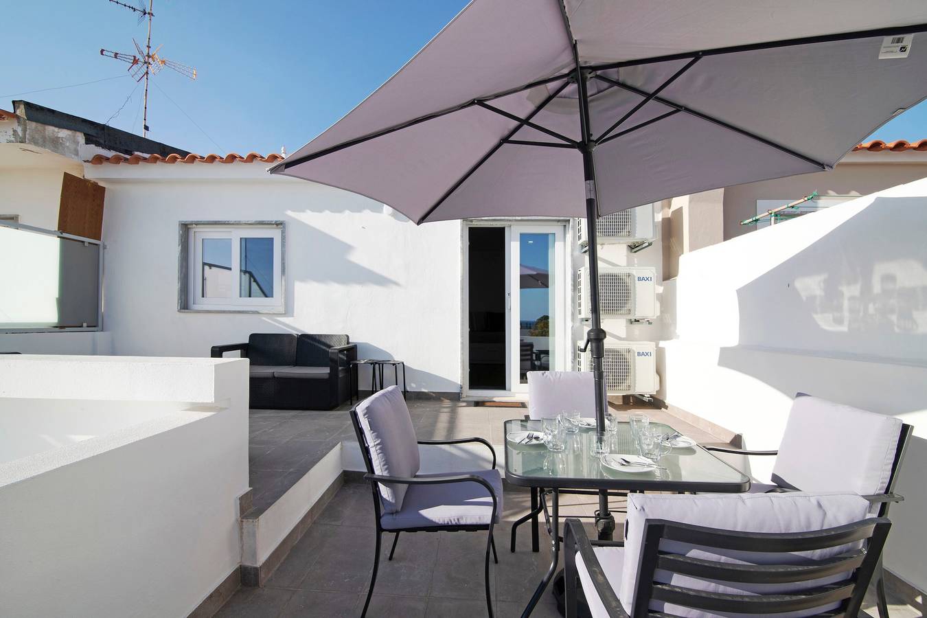 Apartamento inteiro, Apartamento "Telmus Villa 1 Andar" com vista para o mar, terraço privado e acesso Wi-Fi in Monte Gordo, Distrito de Faro