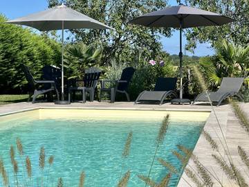 Gîte pour 6 personnes, avec terrasse ainsi que jardin et piscine dans l' Ain