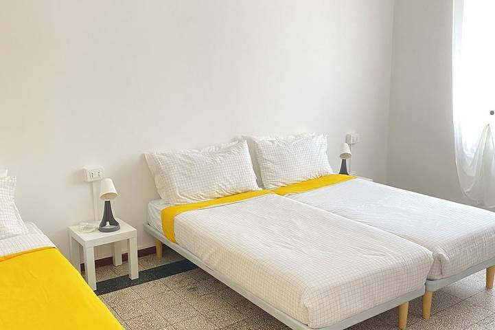 Appartamento intero, Appartamento ad Alba con parcheggio gratuito. 7 posti letto. Self check-in in Spiaggia cherasca, Alba
