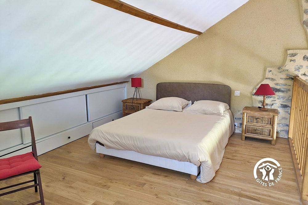 Gîte nature avec cheminée, étang privé et pêche, accueillant 2 à 4 pers, proche randos et loisirs in Saint-Georges-sur-Erve, Mayenne