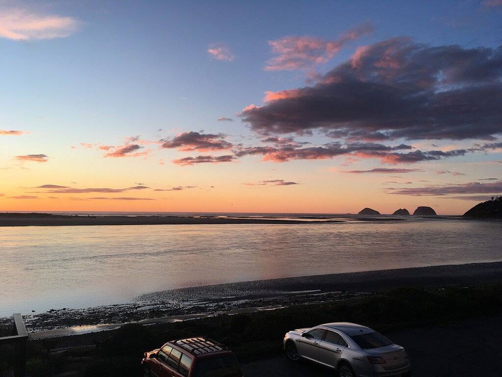 Ganze Wohnung, Blick auf den Ozean und die Bucht, privater Zugang zum Strand, Modern in Netarts, Tillamook County