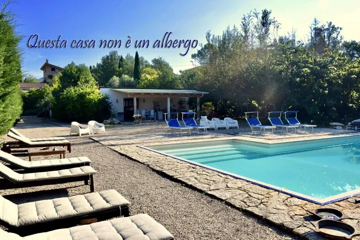 Alojamiento y desayuno para 3 personas, con piscina y jardín - 1