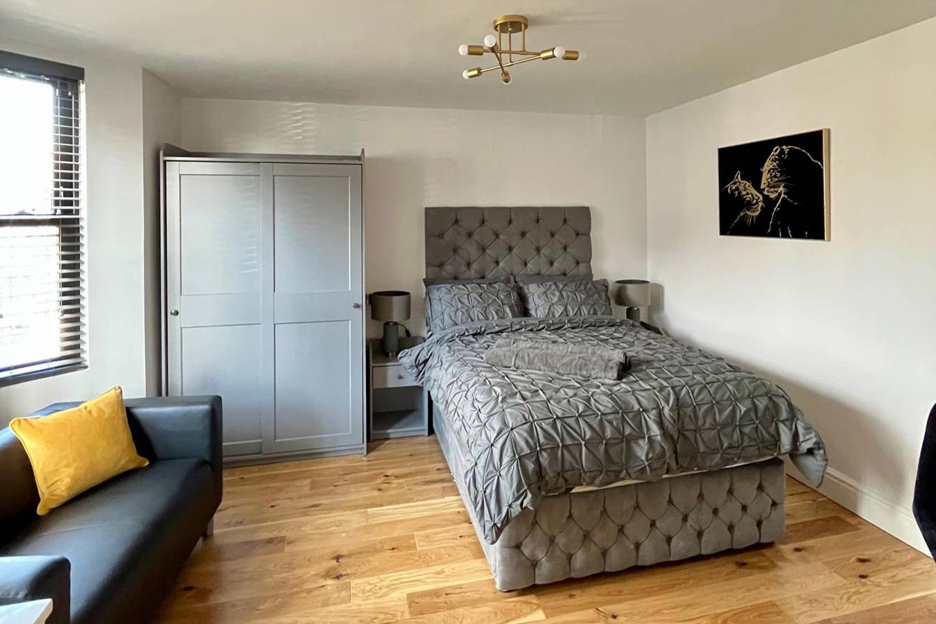 Entire vacation apartment, Cozy London Apartment , 2 minutes to tube! in Waltham Forest, London