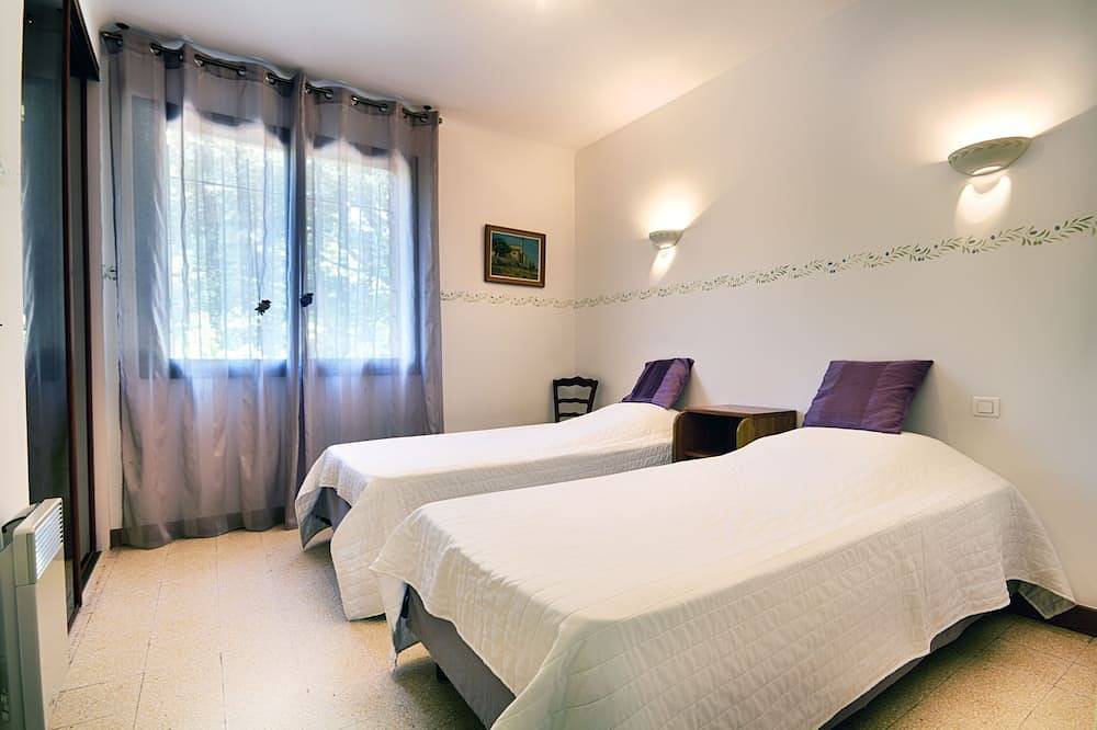 Secure heated swimming pool, air-conditioned apartment in villa 800 m from the sea in La Ciotat, Marsella region