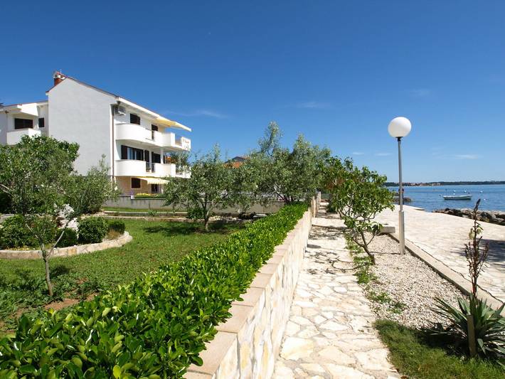 Ferienwohnung für 4 Personen, mit Terrasse und Garten in Petrcane