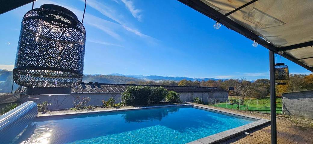 Gîte pour 12 personnes, avec piscine ainsi que vue et jardin, adapté aux familles à Cassagne (Haute-Garonne)