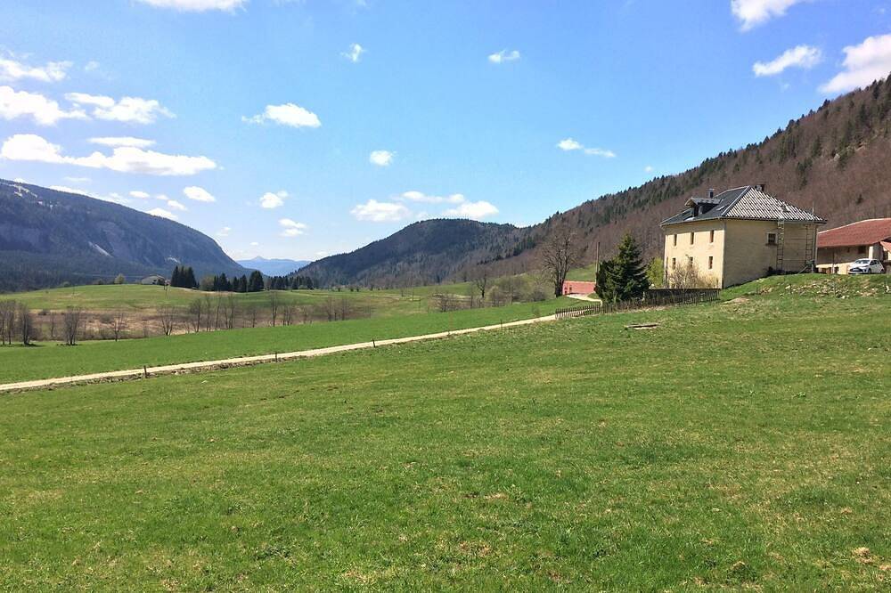 Appartement entier, Gîte de charme 2 personnes au coeur du Haut-Jura in Lajoux, Parc naturel régional du Haut-Jura